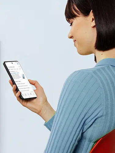 Mulher com smartphone na mão.