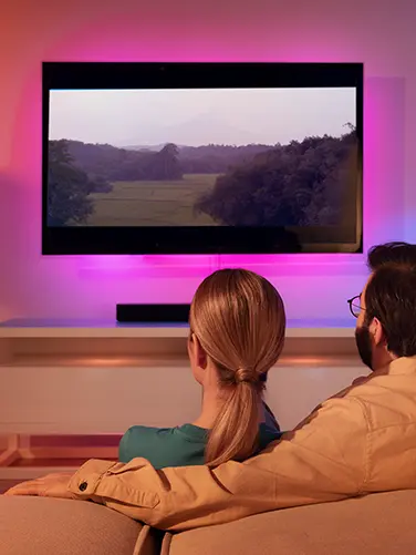 Televisão na parede iluminada.