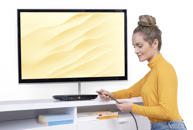Uma pessoa liga o televisor.