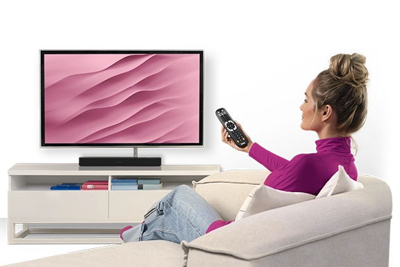 Uma pessoa utiliza o televisor com o controlo remoto.