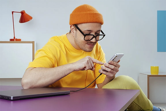 O notebook e o telefone estão ligados através do modo Alt do USB C.