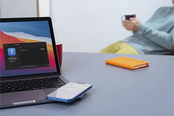 O telemóvel está ligado sem fios ao PC.