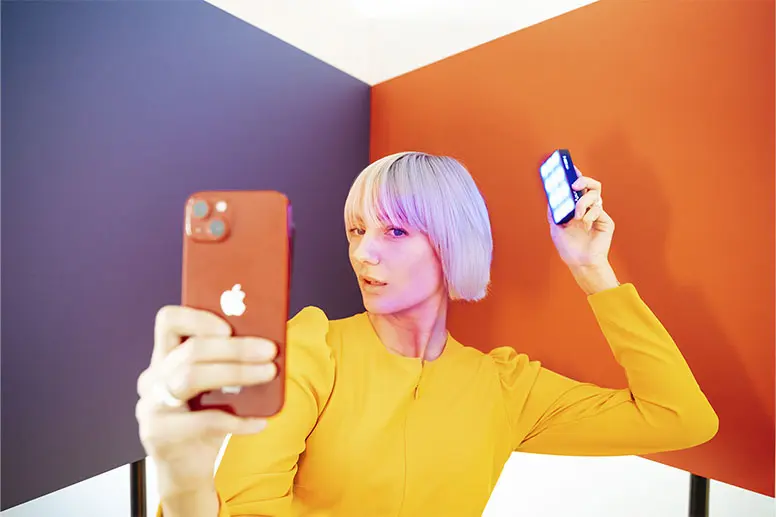 As ideias populares para selfies engraçadas é brincar com a luz e a desfocagem.