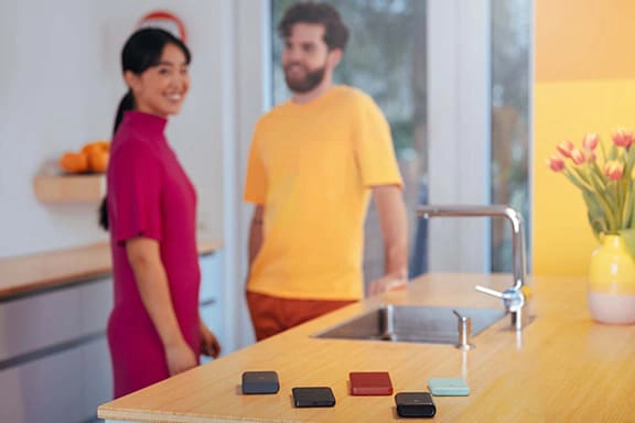 Vários powerbanks num balcão, pessoas felizes ao fundo