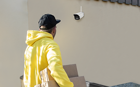 The Hama security camera films a parcel delivery driver standing at the entrance gate to the property.