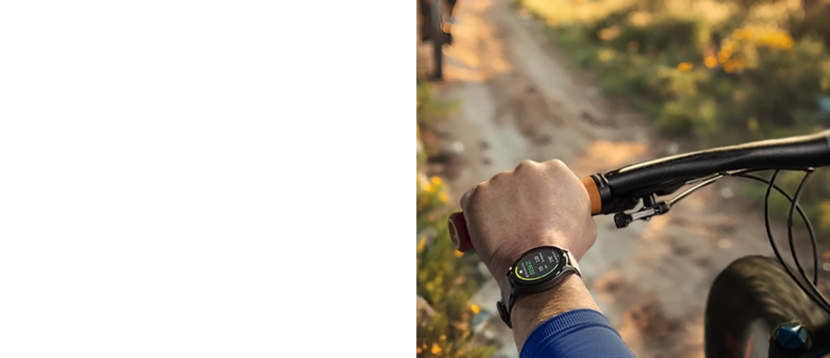 Um homem anda de mountain bike e usa um relógio inteligente Hama